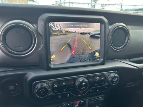 Used 2021 Jeep Gladiator Willys image 19