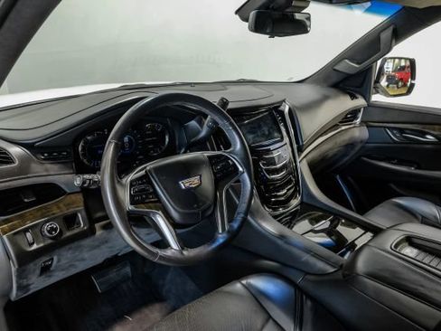 Used 2020 Cadillac Escalade Platinum RWD image 4