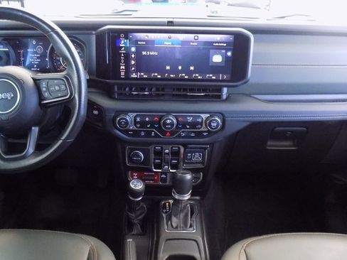 Certified 2024 Jeep Gladiator Mojave image 17