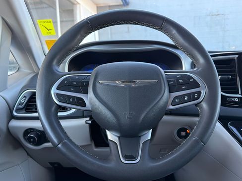 Used 2023 Chrysler Pacifica Touring-L FWD image 21