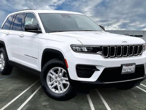 Used 2023 Jeep Grand Cherokee Laredo AWD/4WD image 12