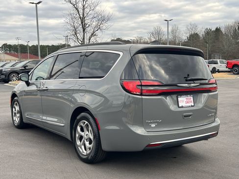 Used 2023 Chrysler Pacifica Limited image 2