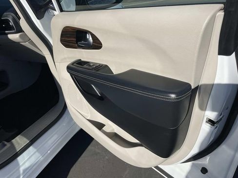 Used 2023 Chrysler Pacifica Limited image 33