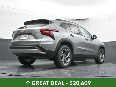 Used 2025 Chevrolet Trax LT FWD image 37