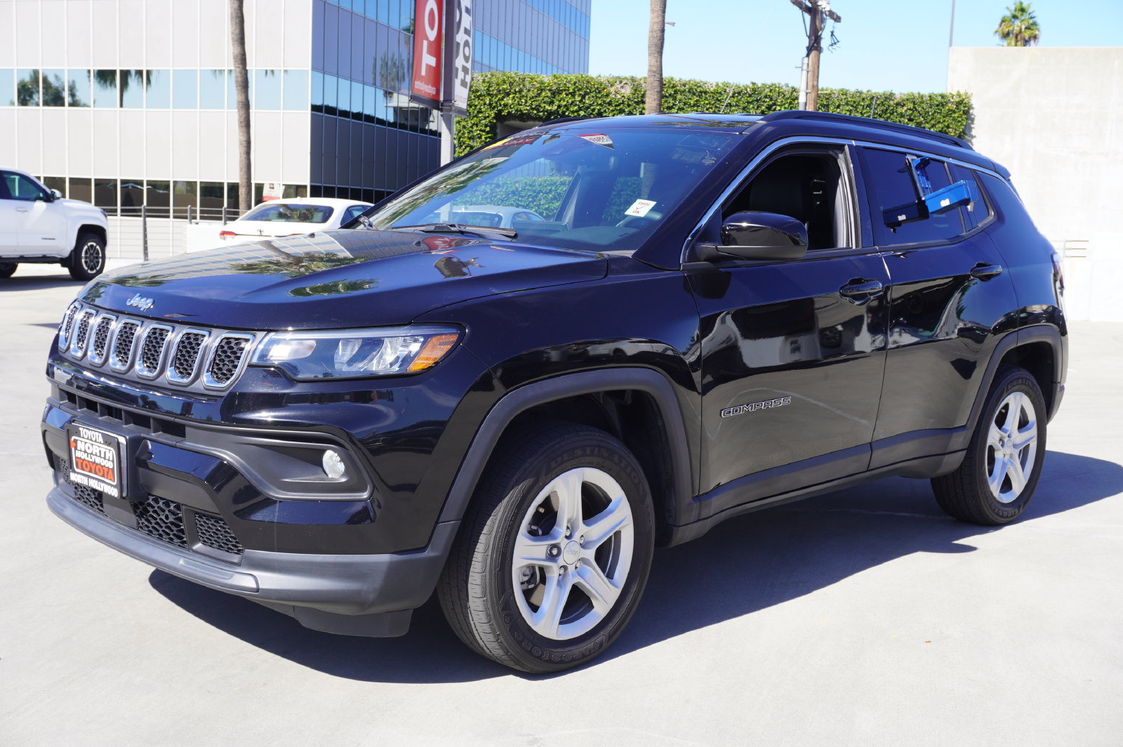 Used 2023 Jeep Compass Latitude AWD/4WD image 3