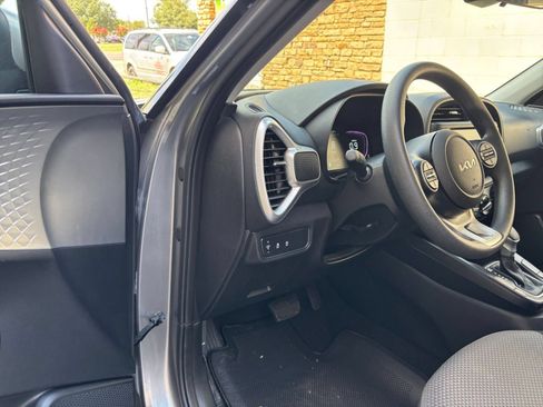 Used 2025 Kia Soul LX w/ LX Technology Package FWD image 31