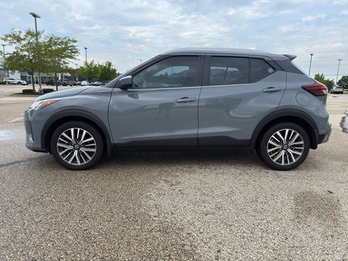 Used 2021 Nissan Kicks SV FWD image 2