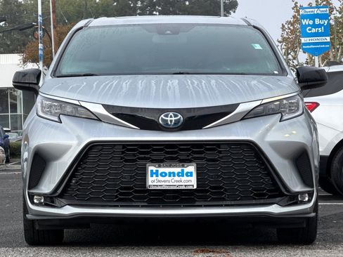 Used 2023 Toyota Sienna XSE image 5