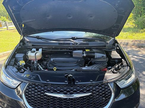 Used 2022 Chrysler Pacifica Touring-L FWD image 4