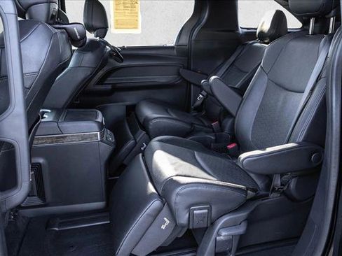 Used 2025 Toyota Sienna Platinum image 24