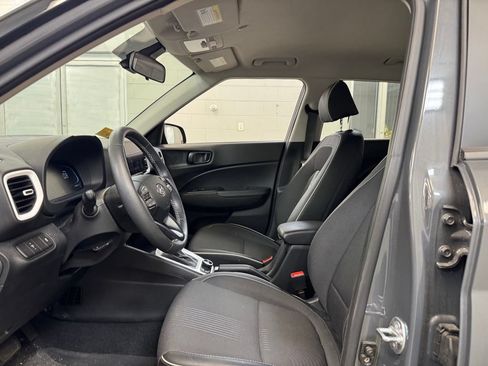 Used 2025 Hyundai Venue Limited FWD image 11