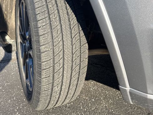 Used 2017 Jeep Grand Cherokee Overland w/ Jeep Active Safety Group image 23