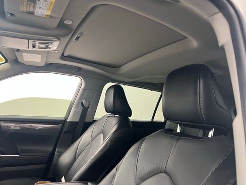 Used 2023 Toyota Highlander Limited FWD image 9