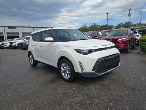 Certified 2025 Kia Soul LX w/ LX Technology Package FWD image 2
