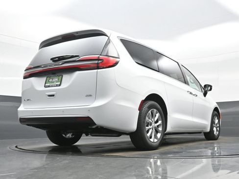 New 2027 Chrysler Pacifica Select AWD/4WD image 19