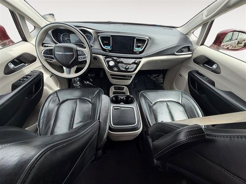 Used 2018 Chrysler Pacifica Limited w/ Advanced Safetytec Group FWD image 7