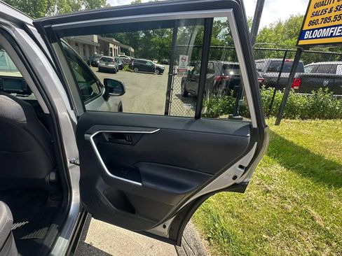 Used 2021 Toyota RAV4 LE AWD/4WD image 29