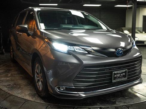 Used 2023 Toyota Sienna XLE FWD image 5