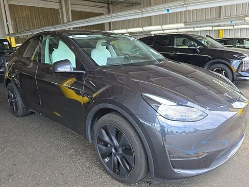 Used 2024 Tesla Model Y Long Range RWD image 5