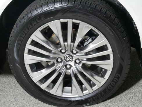 Used 2021 Toyota Venza XLE w/ Softex Package image 15