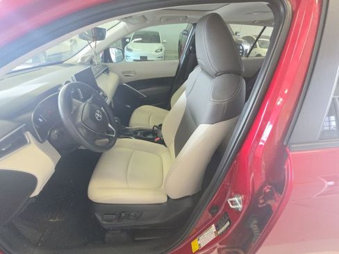 Used 2024 Toyota Corolla Cross XLE w/ Convenience Package image 9