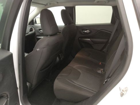 Used 2019 Jeep Cherokee Latitude w/ Popular Appearance Group AWD/4WD image 18
