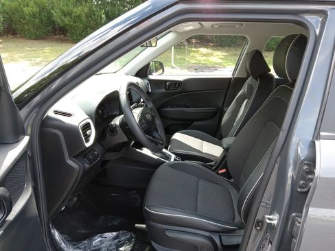 Used 2024 Hyundai Venue Limited FWD image 11