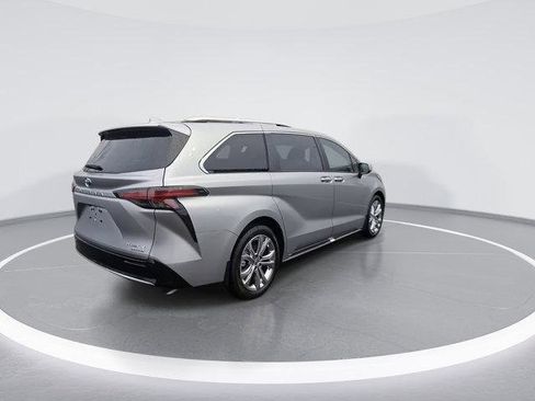 Certified 2024 Toyota Sienna Platinum image 9