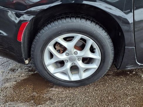 Used 2017 Chrysler Pacifica Touring-L w/ Tire & Wheel Group image 39