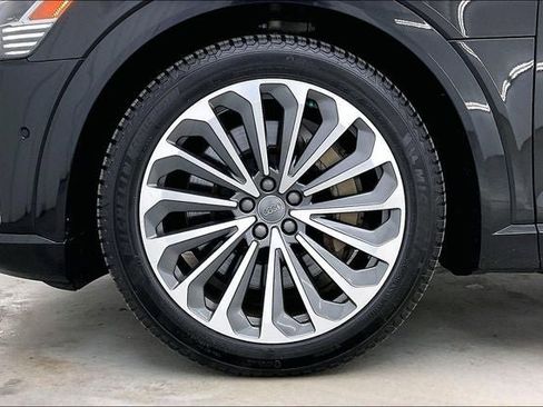 Used 2019 Audi e-tron Prestige w/ Prestige Package image 10