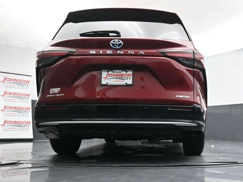 Used 2025 Toyota Sienna Limited image 41