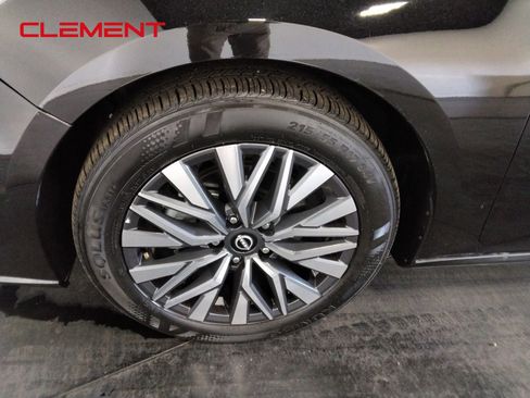 Used 2025 Nissan Altima 2.5 SV FWD image 43