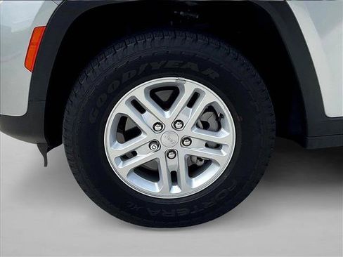 Used 2025 Jeep Grand Cherokee Laredo w/ Luxury Tech Group I RWD image 8
