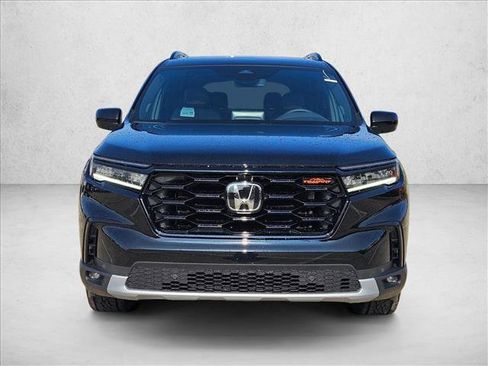 Used 2025 Honda Pilot TrailSport image 6