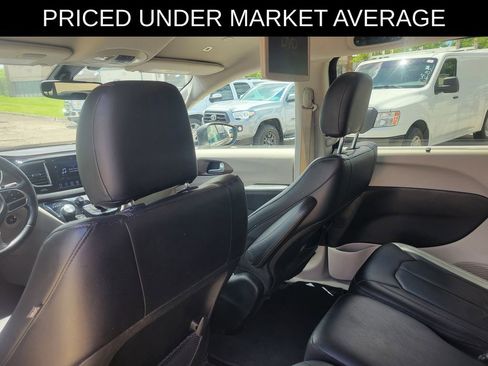 Used 2019 Chrysler Pacifica Touring-L FWD image 14