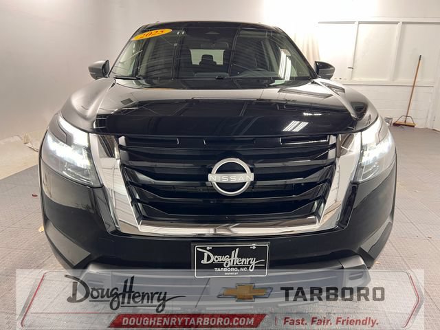 Used 2025 Nissan Pathfinder SV FWD image 2