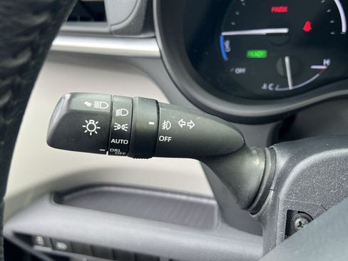 Used 2023 Toyota Sienna XLE FWD image 35