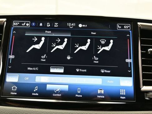 Certified 2024 Chrysler Pacifica Touring-L FWD image 34