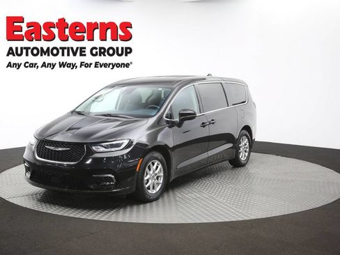 Used 2023 Chrysler Pacifica Touring-L FWD image 57