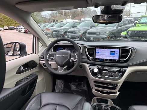 Used 2023 Chrysler Pacifica Touring-L image 35