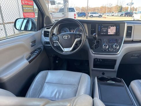 Used 2017 Toyota Sienna XLE image 9