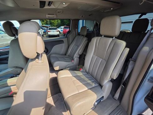 Used 2015 Chrysler Town & Country Touring FWD image 19