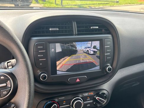 Used 2025 Kia Soul LX w/ LX Technology Package FWD image 22