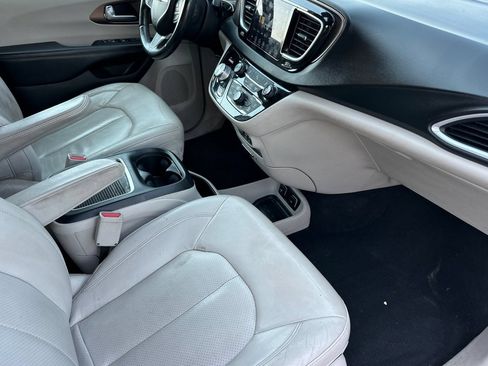 Used 2018 Chrysler Pacifica Touring-L Plus FWD image 19