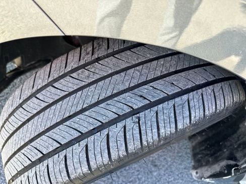 Certified 2025 Volkswagen Jetta SE w/ Sunroof Package image 38