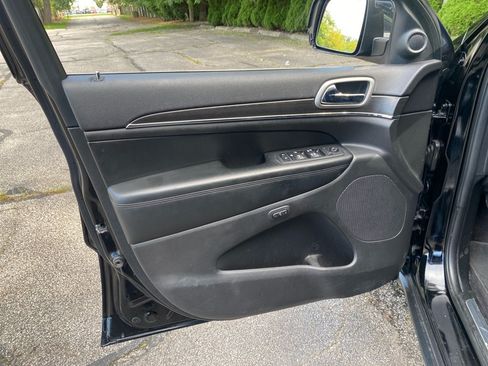 Used 2018 Jeep Grand Cherokee Limited AWD/4WD image 11