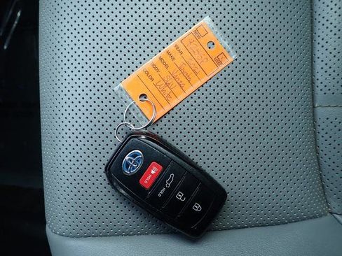 Certified 2021 Toyota Venza XLE image 30