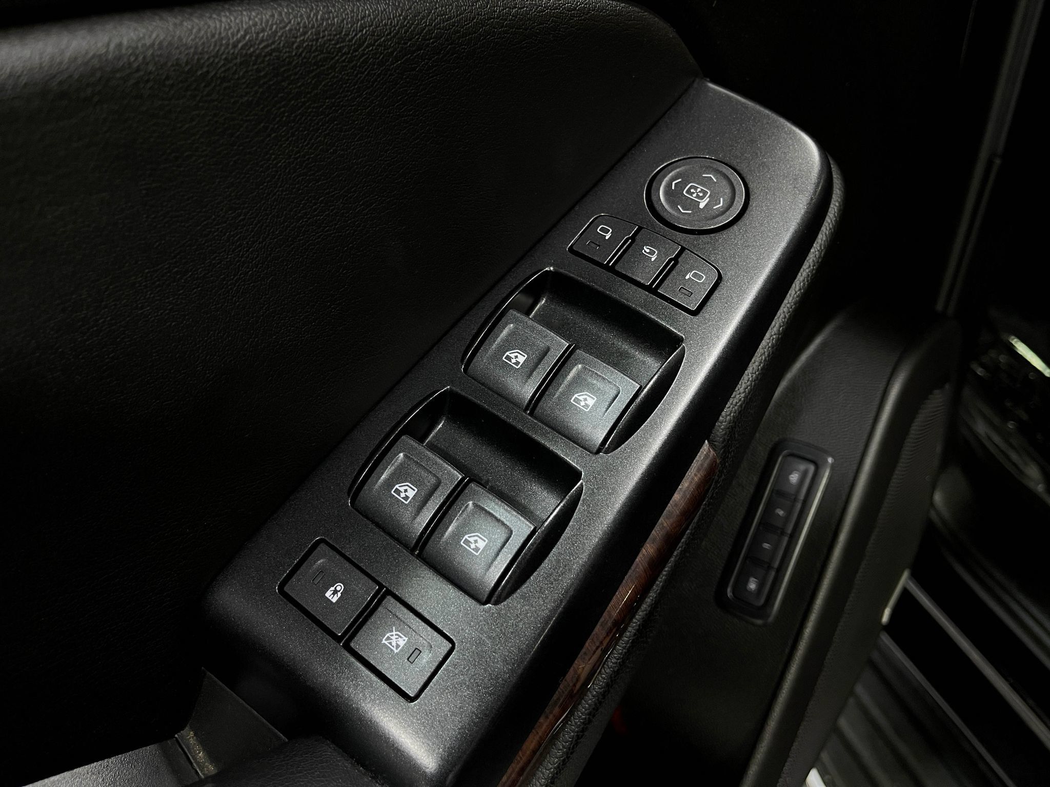 Used 2019 GMC Yukon SLT w/ Premium Edition AWD/4WD image 16