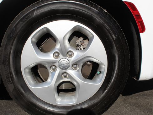 Used 2017 Chrysler Pacifica Premium image 20