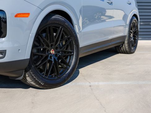 New 2025 Porsche Cayenne image 12